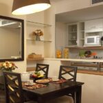 miroir près de la table dans les idées de photo de cuisine