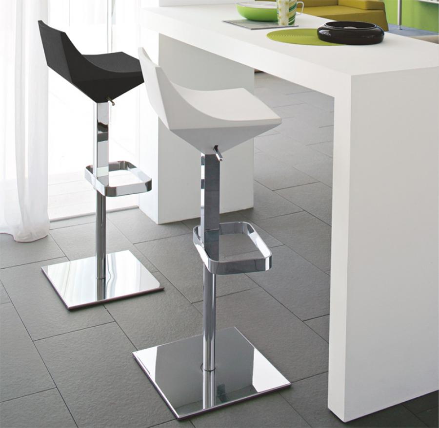 tabourets de bar dans la cuisine