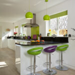 tabouret de bar vert et jaune