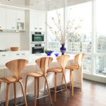 tabouret de bar en bois clair