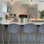 tabouret de bar gris avec dossier