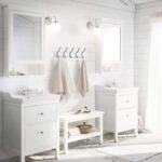meuble blanc dans la salle de bain