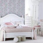 camera da letto bianca con carta da parati colorata