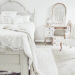 camera da letto bianca artistica