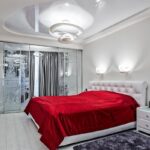 camera da letto bianca con accento rosso