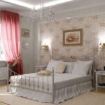 camera da letto bianca con tende luminose