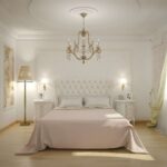 camera da letto bianca con lampadario barocco