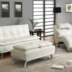 canapé en cuir blanc avec pouf long