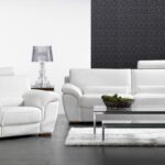 canapé en cuir blanc avec lampadaire