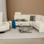 canapé en cuir blanc avec fauteuil