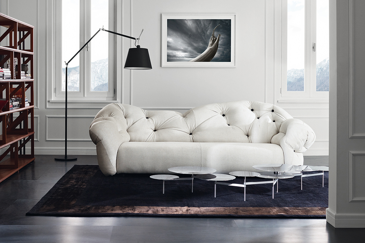 canapé en cuir blanc à l'intérieur