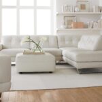 canapé en cuir blanc avec table basse