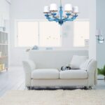 canapé en cuir blanc avec lustre