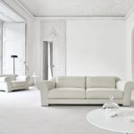 canapé en cuir blanc dans une pièce blanche
