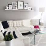 canapé en cuir blanc avec coussin noir