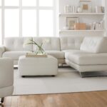 canapé en cuir blanc avec table carrée