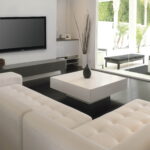 canapé en cuir blanc avec téléviseur