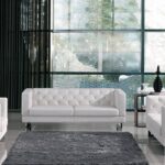 canapé en cuir blanc avec tapis gris