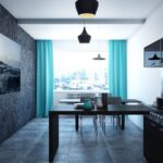 Türkisfarbene Vorhänge in dunklem Interieur