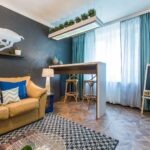 Türkisfarbene Vorhänge im geräumigen Wohnzimmer