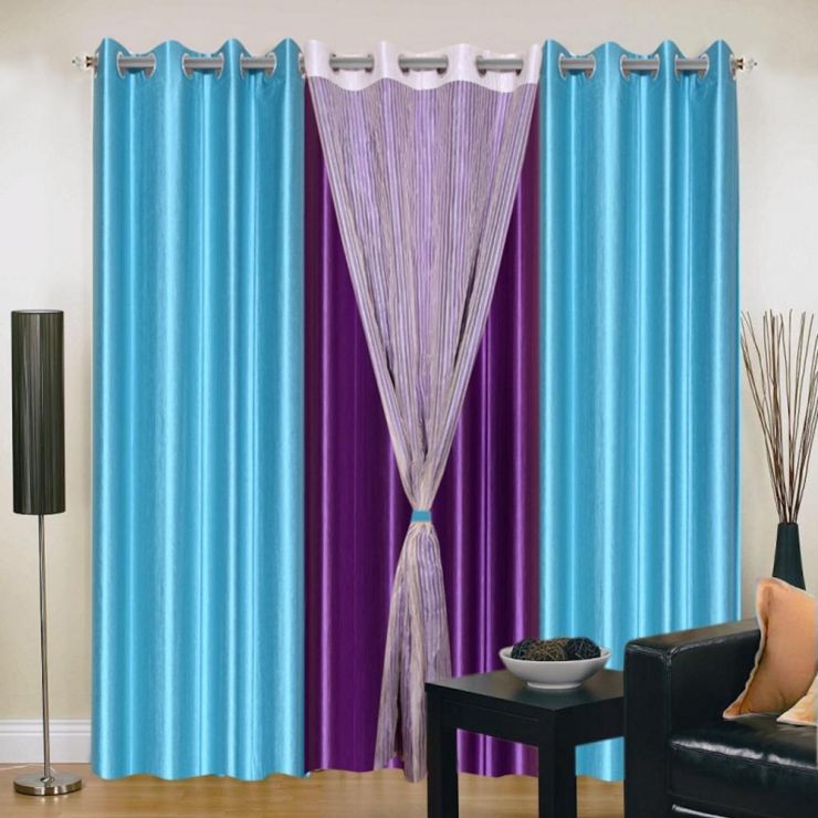 Türkisviolette Vorhänge im Zimmer