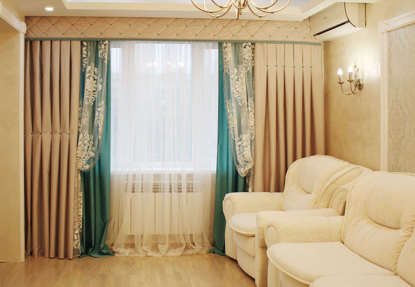 Türkisgoldene Vorhänge im Zimmer