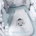 parachoques para una cama con un gato
