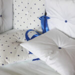 parachoques para la cama almohadas blancas
