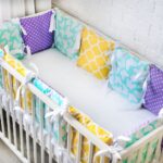 los parachoques de la cama son multicolores