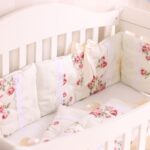 parachoques para una cama con flores