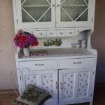 credenza cucina bianca con fiori