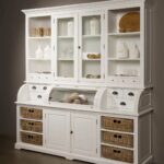 credenza da cucina bianca con cestini