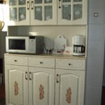 credenza cucina con microonde