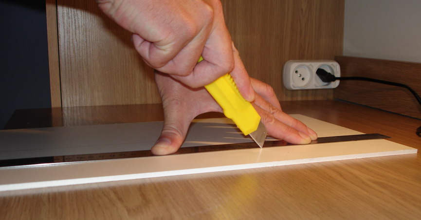 comment couper un panneau en plastique avec un cutter