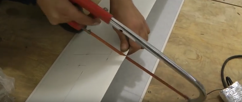 scie à métaux pour couper le plastique