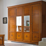 armoire en bois avec quatre portes