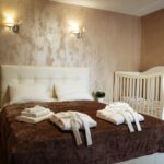 babybedje in de hoek