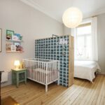 babybedje achter de kledingkast