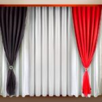 rideaux noirs et rouges