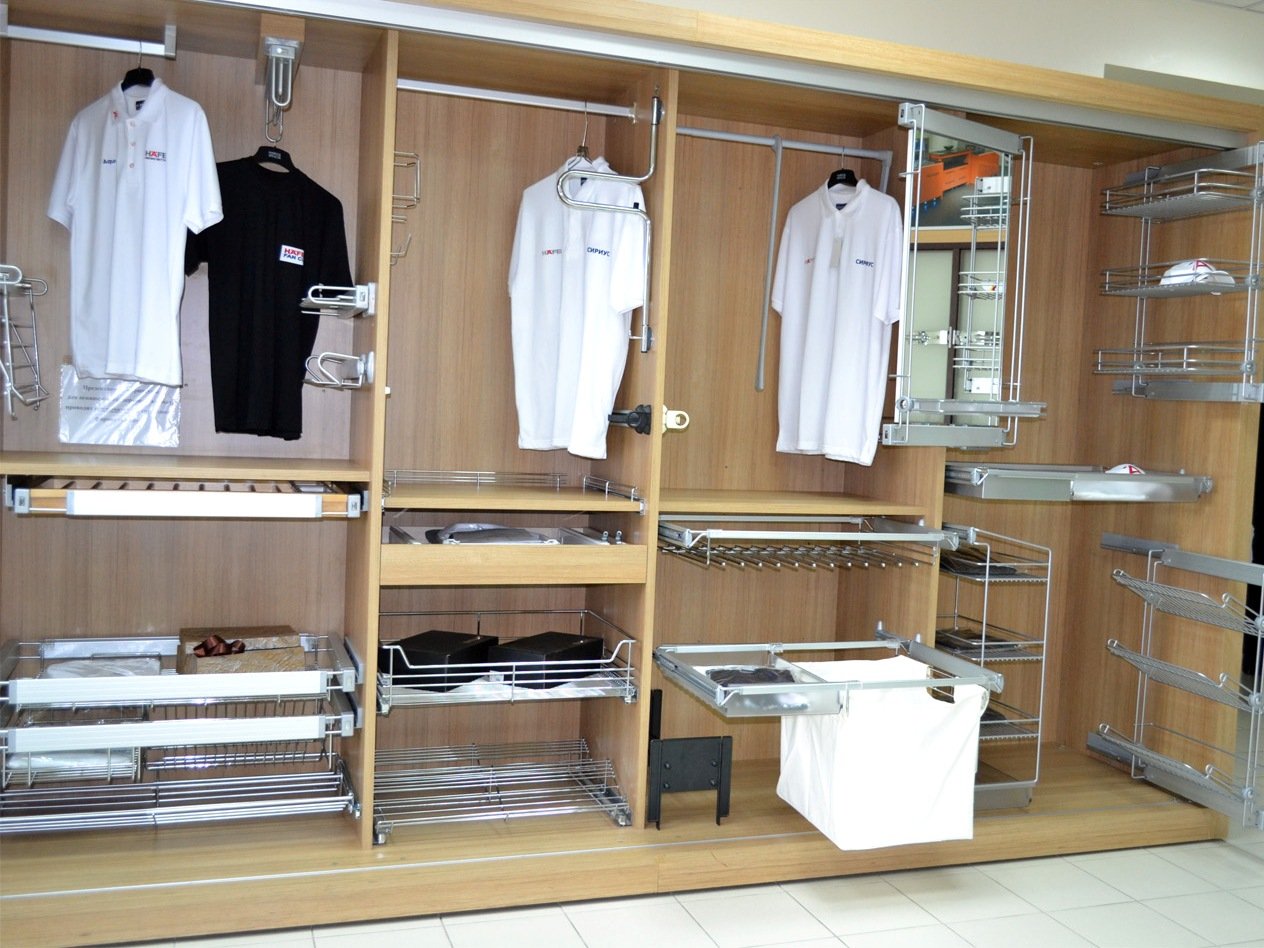 den Kleiderschrank füllen