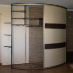 installazione di un mobile curvo