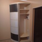 armadio a raggio vicino alla porta