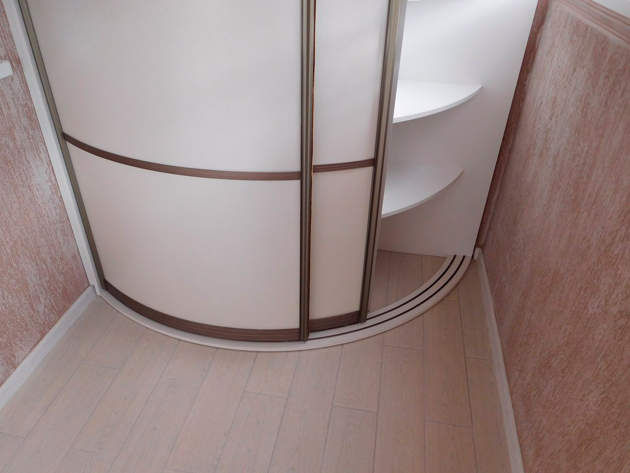 armoire rayon dans la salle de bain