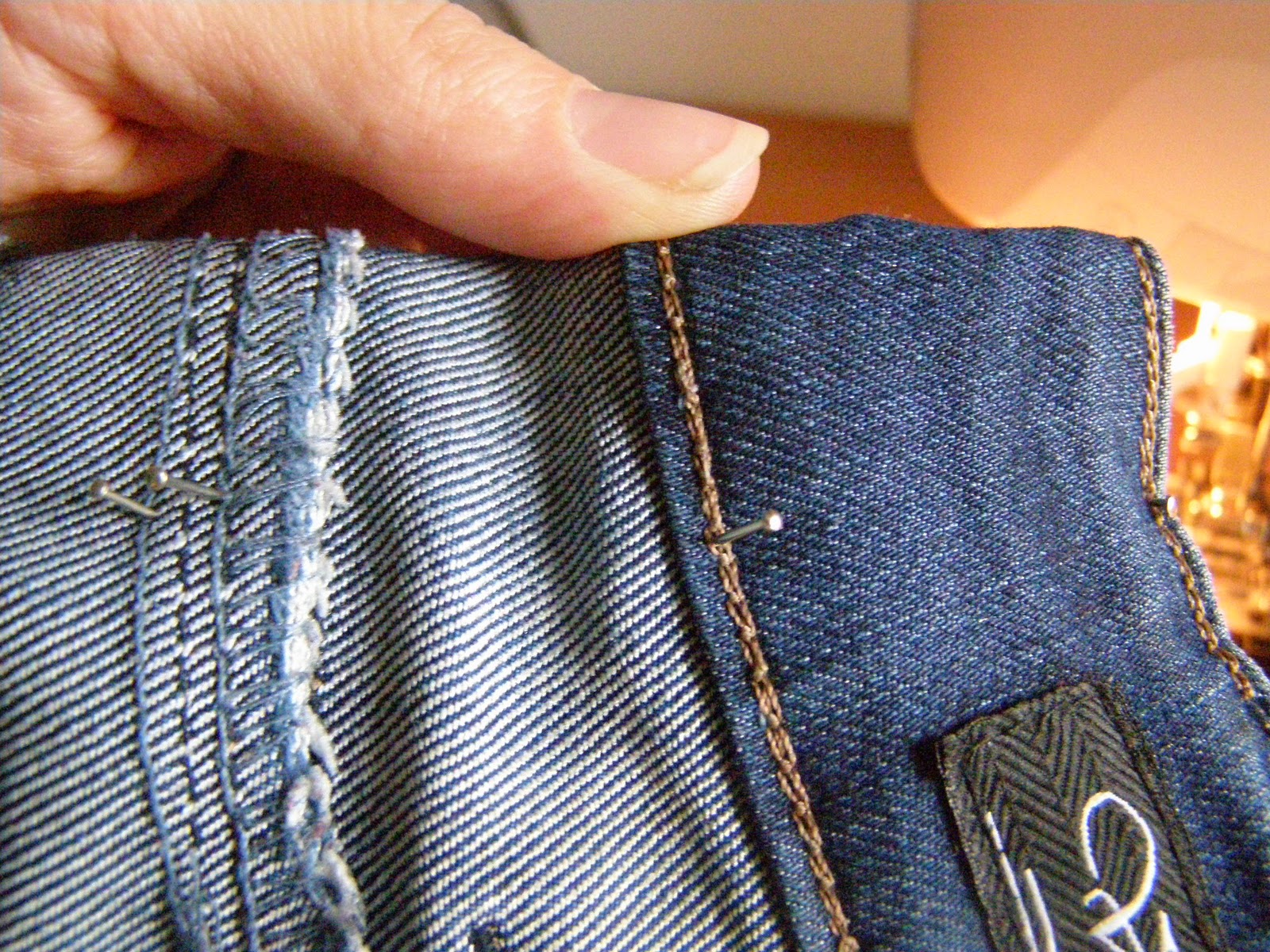 Überschüssiger Stoff an der Hose