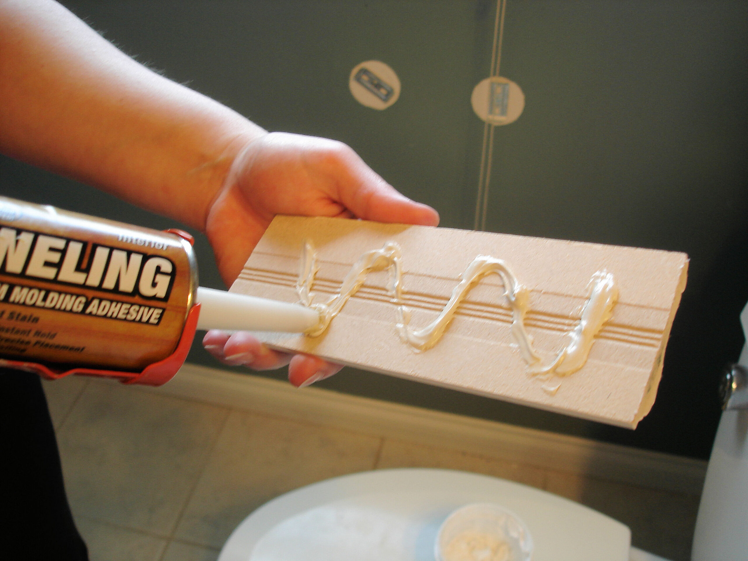 comment coller une plinthe de cuisine