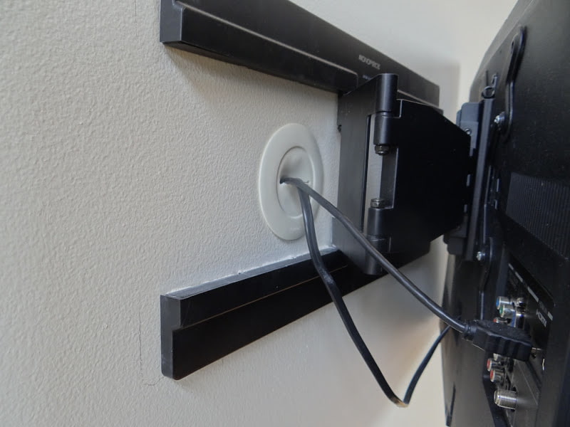 Comment cacher les fils de télévision sur les idées de mur