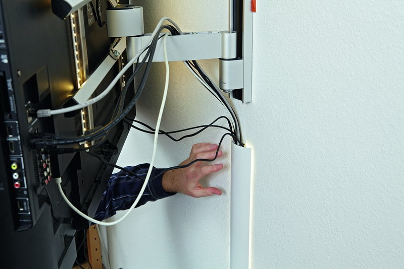 comment cacher les fils du téléviseur sur le mur dans une boîte