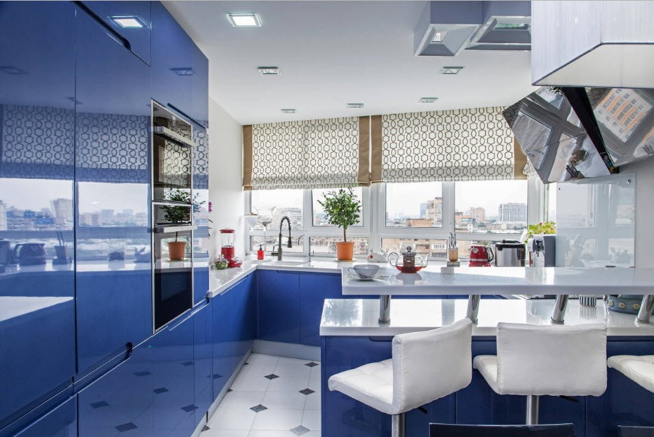 rideaux courts dans la photo de la cuisine