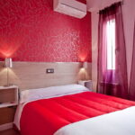 photo de décoration de rideaux rouges