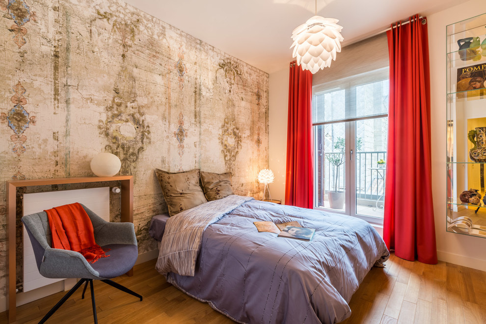 rideaux rouges dans la chambre
